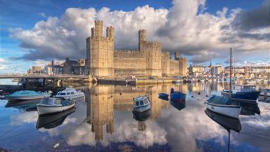 wales_gwynedd_caernarfon-castle_kasteel_bootjes_haven_GettyImages-113147671