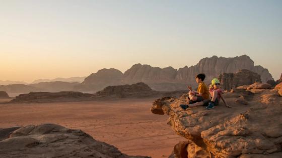 Jordanië, Wadi rum woestijn, kinderen - GettyImages-920637538