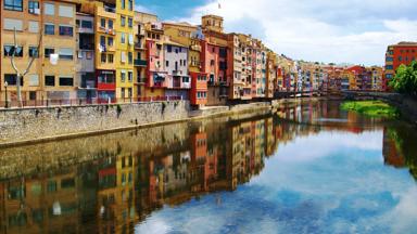 spanje_catalonië_girona_gerona_hangende-huizen_rivier-de-onyar_pixabay