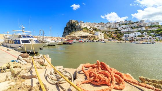 italie_puglia_peschici_stad_wit-huis_boot_haven_zee_rots_pier_shutterstock.jpg