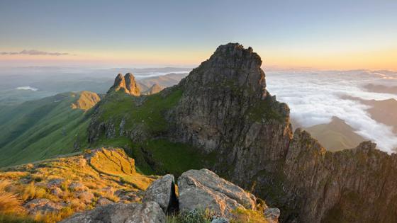 zuid-afrika_kwazulu-natal_ukhahlamba-drakensberg-park_royal-natal-national-park_bergtop_uitzicht_wolken_gebergte_getty