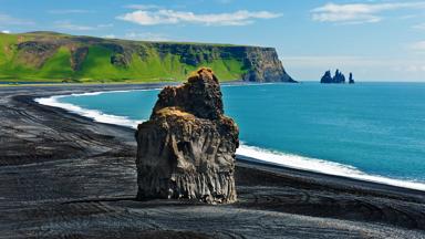 ijsland_cape-dyrholaey_kustlijn_zwart-strand_b