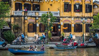 vietnam_zuid-centrale-kust_hoi-an_thu-bon-rivier_bootjes_mensen_toeristen_varen_geel-gebouw