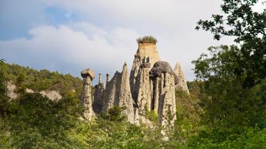 frankrijk_hautes-alpes_embrun_rotsformatie_demoiselles coiffees_shutterstock-94104463