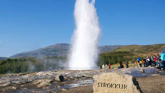 ijsland_zuidland_geysir-national-park_strokkur-geiser_mensen_groep_shutterstock_220590535g