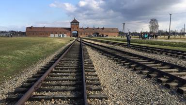 polen_auschwitz_concentratiekamp_treinrails_shutterstock