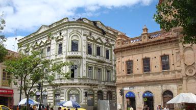 ecuador_cuenca_straatbeeld_koloniaal-gebouw_f