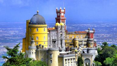 portugal_sintra_palacio-da-pena-castelo-da-PenaSintra_kasteel_geel_uitzicht_getty