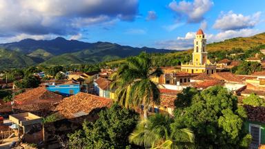 cuba_trinidad_vakantie-trinidad_overzicht-stad_uitzicht_sierra-del-escambray_palmboom_daken_b_f