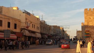 marokko_fez-meknes_meknes_straatbeeld_weg_mensen_auto_f