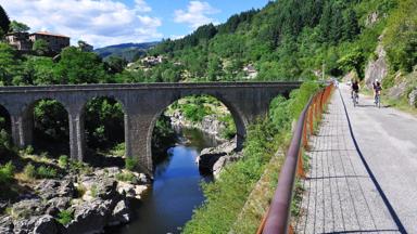 frankrijk_ardeche_romeinse-brug_fiets_fietspad_stel