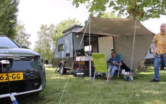 Praktijktest: op stroom én benzine met een caravan naar Normandië