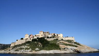 frankrijk_corse_corsica_calvi_la-citadelle-de-calvi_citadel_kust_zee_rots_shutterstock