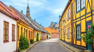 zweden_skane_ystad_autovakantie-zweden_straat_oude-huizen_kerktoren_shutterstock