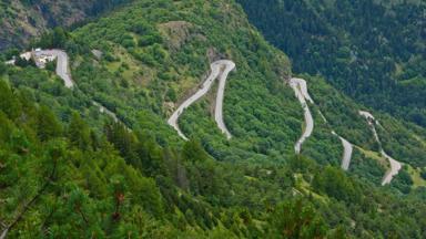 frankrijk_rhone-alpen_alpe-d-huez_bovenaanzicht-haarspeldbochten_shutterstock