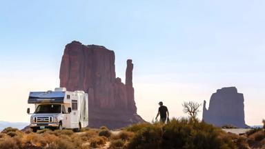 verenigde-staten_arizona_monument-valley_uitzicht_camper_reiziger_man_sfeerbeeld_kampioen-fotograaf-maarten-stolp