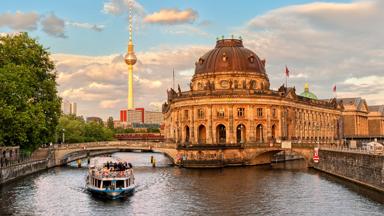 duitsland_berlijn_berlijn_stedentrip-berlijn_museumeiland-op-de-spree_alexanderplatz_fernsehturm_shutterstock