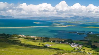 ierland_county-mayo_westport_clew-bay_eiland_baai_shutterstock_14244721