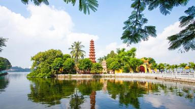 vietnam_hanoi_tran-quoc-pagoda_boeddhistische-tempel_eiland_shutterstock