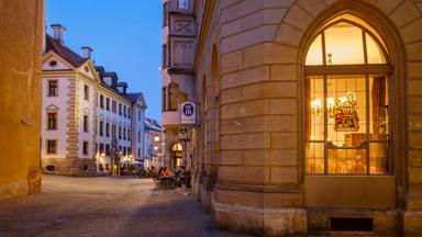 duitsland_beieren_regensburg_centrum_avond_terras_cafe_GettyImages-1190942386