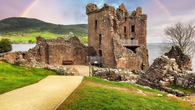 Schotland, Loch Ness, Urguhart castle - GettyImages-1445125364