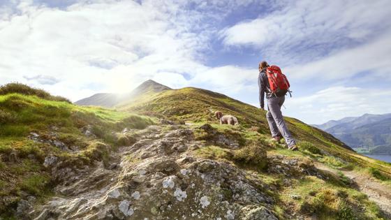 engeland_cumbria_lake-district-national-park_wandelvakantie-groot-brittannie_the-edge-bergkam_wandelaar_gebergte_shutterstock