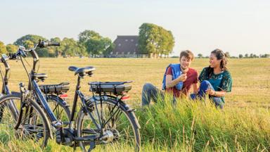 nederland_friesland_gaasterland_sloten_fietsen_man_vrouw_weiland_2