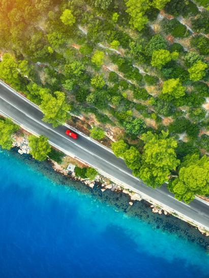 Auto die rijdt over kustweg in Kroatië