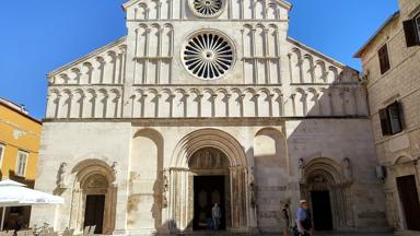 kroatie_dalmatie_zadar_kerk_plein_terras_man_pixabay