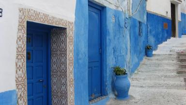 marokko_rabat-sale-kenitra_rabat_straatje_deuren_trap_blauw_bloempot_w
