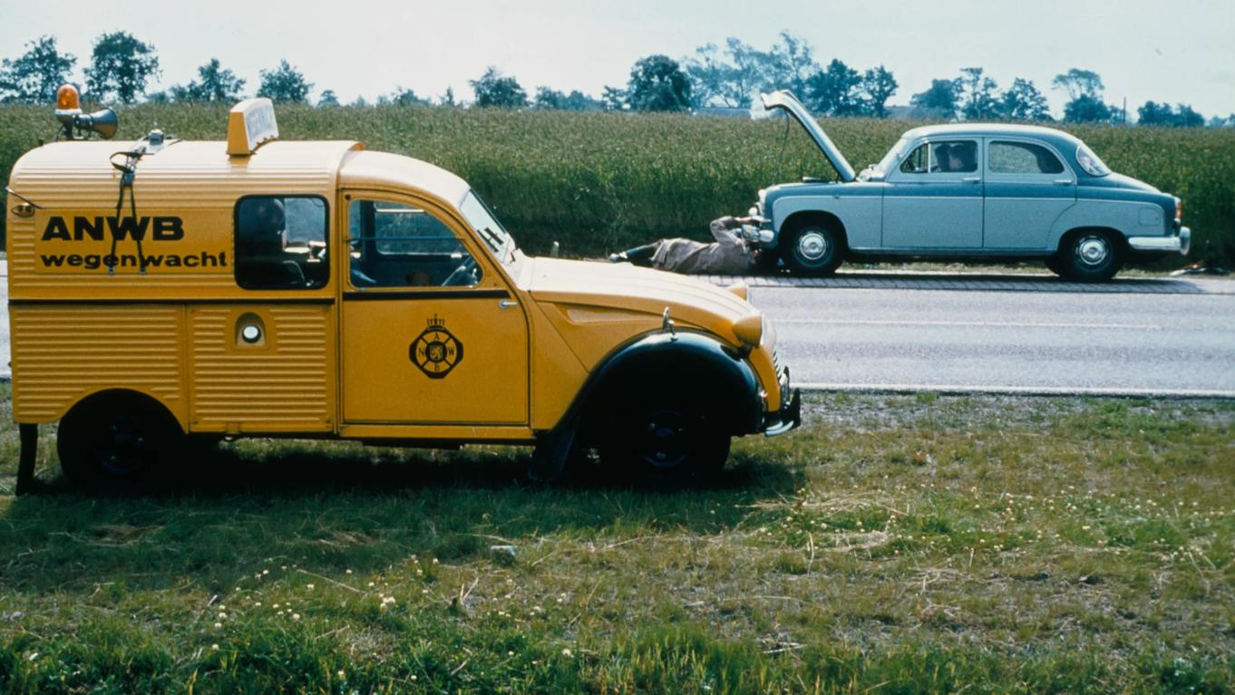 Hulpverlening vanuit een 2CV, begin jaren zestig