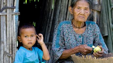 indonesie_bali_ubud_locals_vrouw_kind_straatbeeld_w.jpg