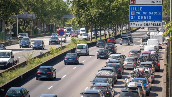 File, verkeersdrukte op buitenlandse snelweg.