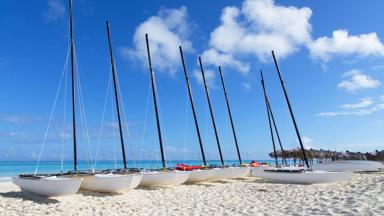 cuba_cayo-santa-maria_catamaran_strand_shutterstock_241232065
