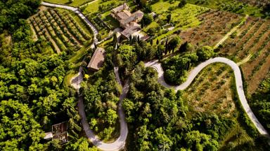 italie_toscane_castelvecchi_chianti-streek_wijngaarden_luchtfoto_groen_kerk_getty