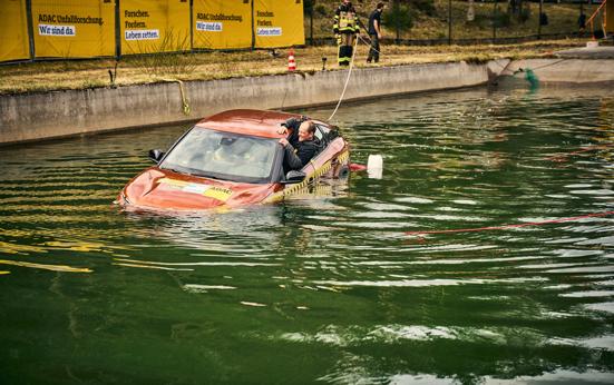 ANWB test: wat werkt wel en niet als een auto zinkt?