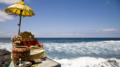 indonesie_bali_strand_parasol_troon_b.jpg