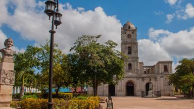 Cuba, Holguin, katholieke kerk San José - shutterstock_1068364178