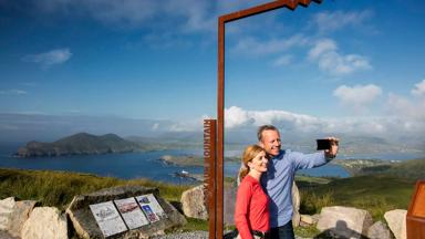 sfeer_ierland_kerry_valentia-island_stel_geokaun-mountain_tourism-ireland (1).jpg