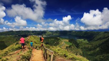 portugal_azoren_sao-miguel_wandelpad_wandelen_groep_sete-cidades_shutterstock_700368220