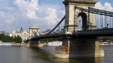hongarije_boedapest_kettingbrug_donau-rivier_boot_shutterstock.jpg