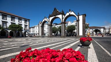 PONTA DELGADA PORTAS DA CIDADE © Visitazores