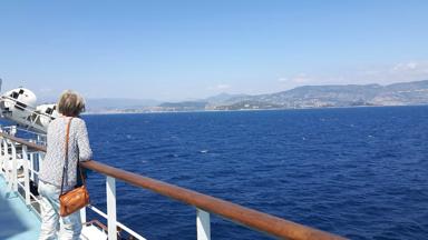 frankrijk_corsica_boot_corsica-ferries_vrouw_aan-boord_zee
