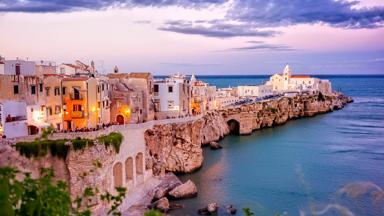 Italië, Puglia, Vieste, San Francesco kerk - GettyImages-1217593972