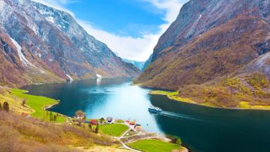 noorwegen_sogn-og-fjordane_naeroyfjord_fjord_boot_shutterstock_117765118