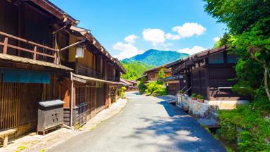 japan_tsumago_nakasendo_traditionele-houten-huizen-straat_shutterstock