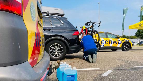 Wegenwacht die een vakantiecheck uitvoert