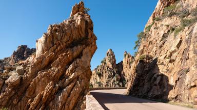 frankrijk_corsica_porto_calanches-de-piana_klif_weg_rots_getty