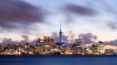 nieuw-zeeland_noordeiland_auckland_skyline_water_avond_verlicht_b