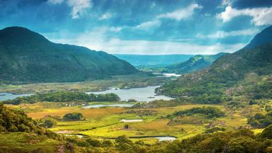 ierland_kerry_killarney-national-park_ladies-view_uitkijkpunt_getty-475389279